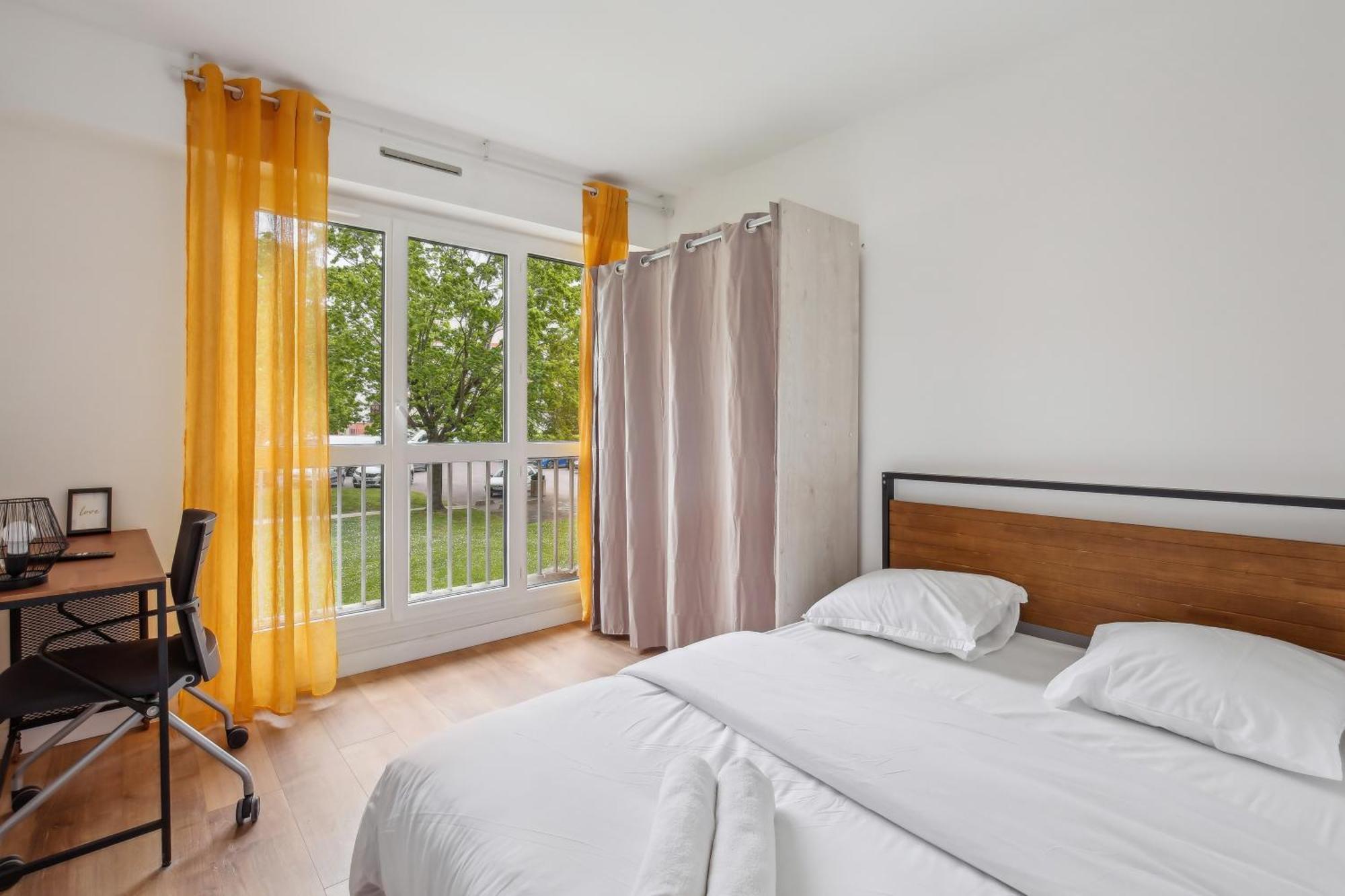 Duplex Downtown With Parking Cergy