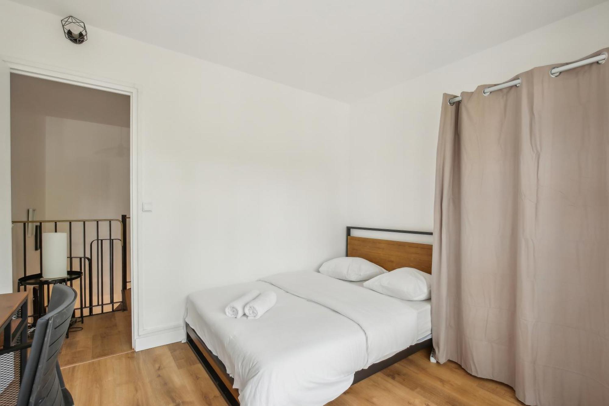 Duplex Downtown With Parking *